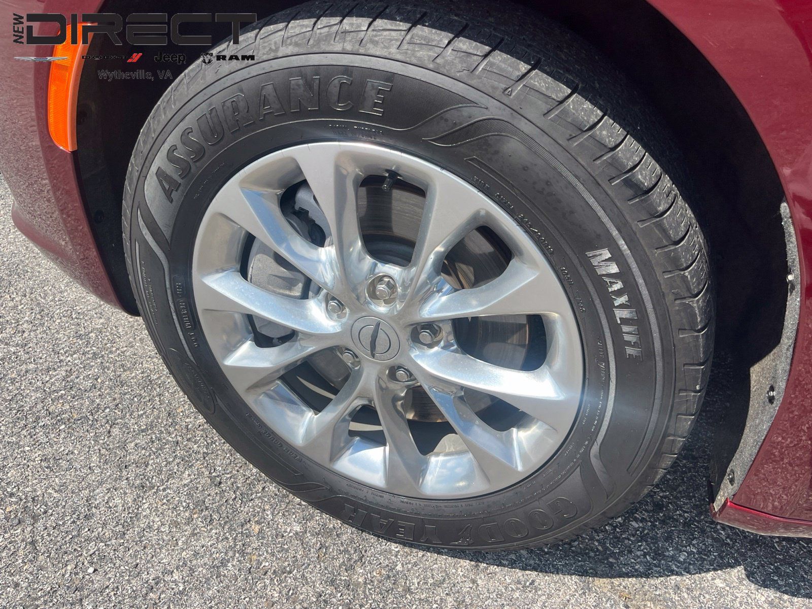 Used 2023 Chrysler Pacifica Touring-L w/ Uconnect Theater Family Group AWD/4WD image 3