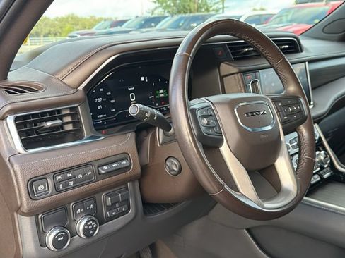 Used 2022 GMC Yukon XL Denali w/ Denali Premium Package RWD image 17