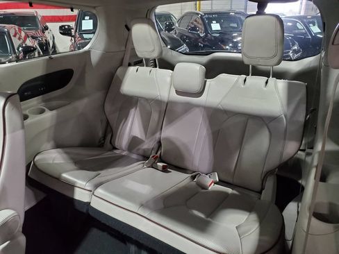 Used 2017 Chrysler Pacifica Limited FWD image 48