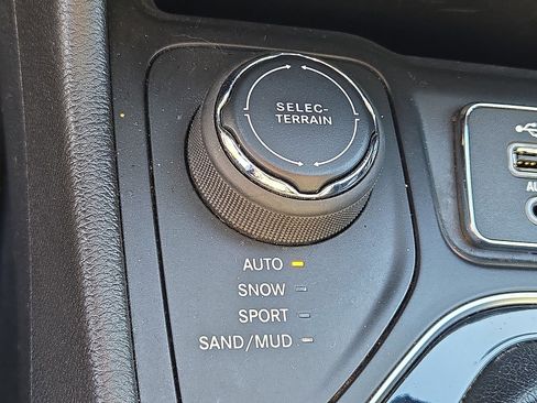 Used 2019 Jeep Cherokee Limited image 24