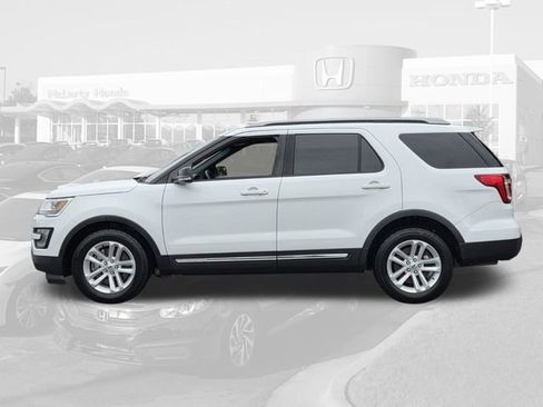 Used 2017 Ford Explorer XLT FWD image 2