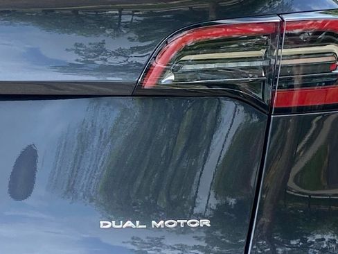 Used 2024 Tesla Model Y Long Range AWD/4WD image 11