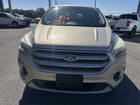 Used 2017 Ford Escape SE image 2