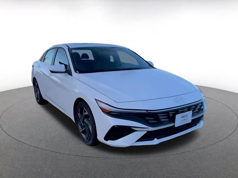 Used 2025 Hyundai Elantra SEL image 3