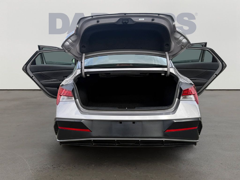 Used 2025 Hyundai Elantra SEL FWD image 28