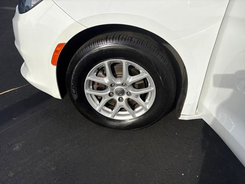 Used 2017 Chrysler Pacifica Touring image 25