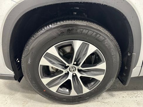 Used 2025 Toyota Highlander XLE image 71