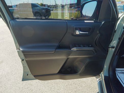 Used 2022 Toyota Tacoma TRD Off-Road image 16