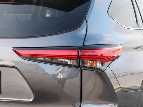 Used 2022 Toyota Highlander XLE FWD image 10