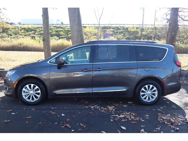 Used 2017 Chrysler Pacifica Touring-L FWD image 3