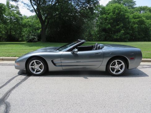 Used 2004 Chevrolet Corvette Convertible w/ Preferred Equipment Group image 3