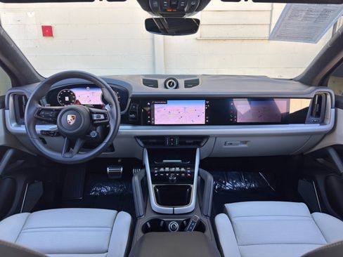 Used 2024 Porsche Cayenne Turbo AWD/4WD image 13