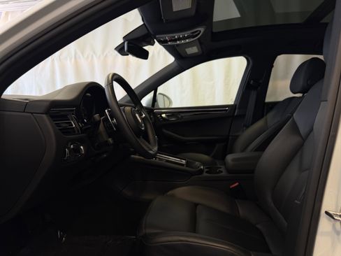 Certified 2025 Porsche Macan image 5
