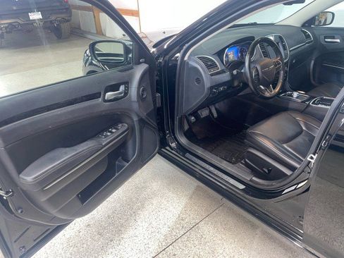 Used 2017 Chrysler 300 C image 9