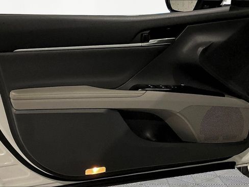 Used 2020 Toyota Camry XLE FWD image 19