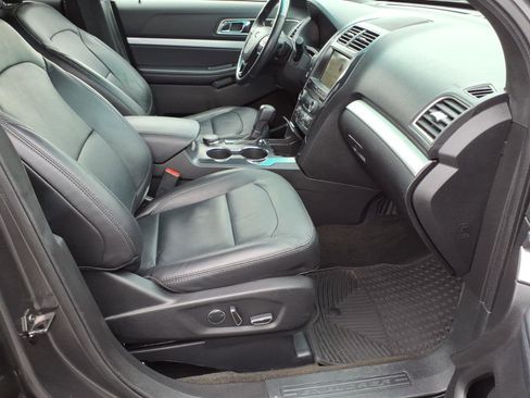 Certified 2017 Ford Explorer XLT w/ Equipment Group 202A image 9