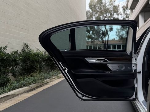Used 2017 BMW 750i xDrive image 23