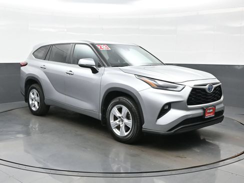 Used 2023 Toyota Highlander LE AWD/4WD image 8