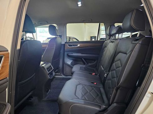 Used 2025 Volkswagen Atlas SE AWD/4WD image 17