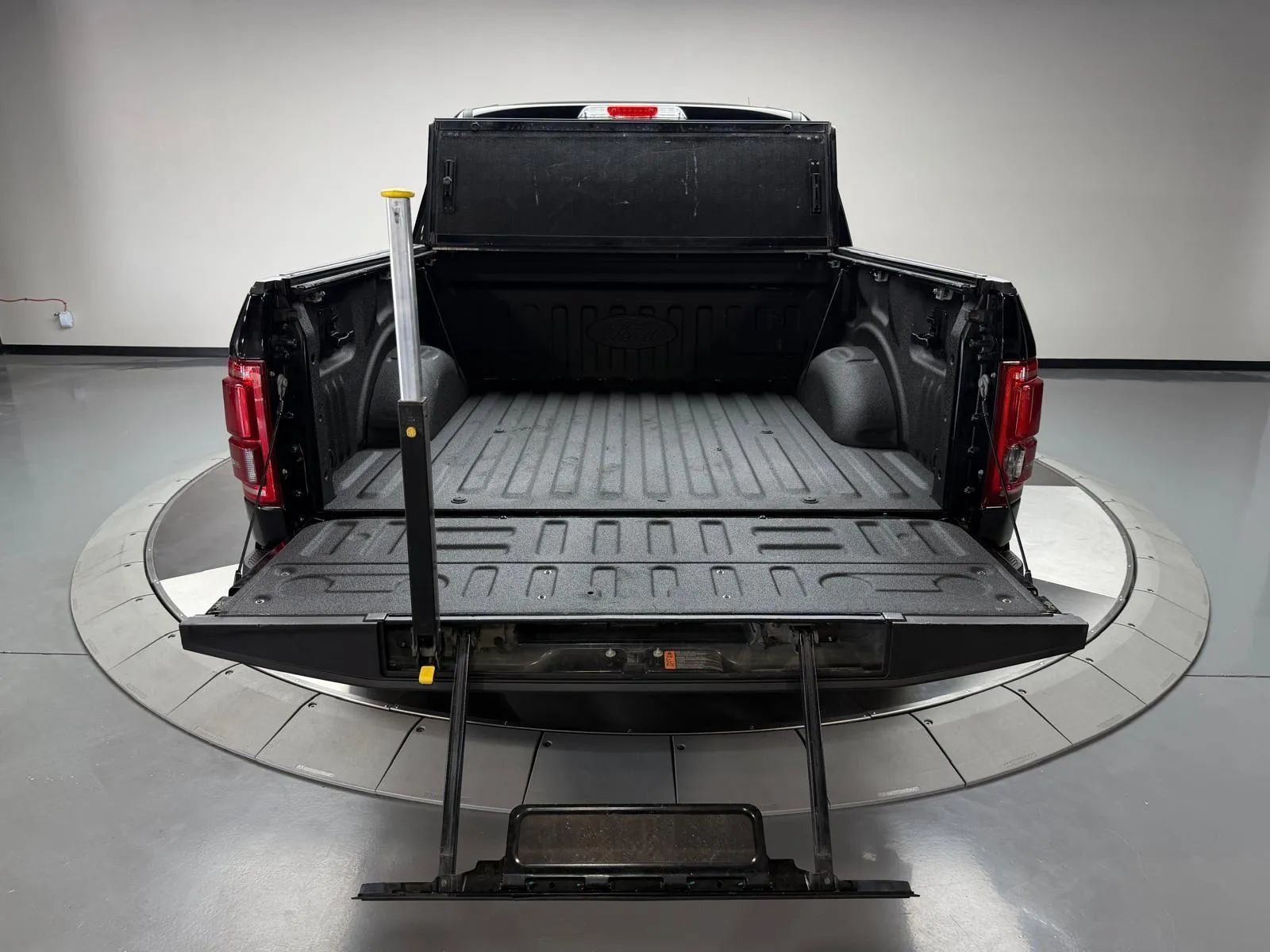 Used 2016 Ford F150 Platinum w/ Equipment Group 701A Luxury AWD/4WD image 13