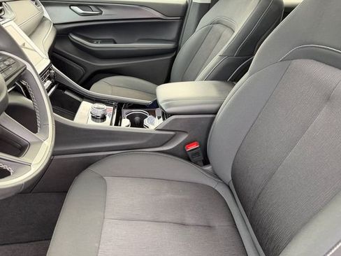 Certified 2023 Jeep Grand Cherokee Laredo w/ Luxury Tech Group I AWD/4WD image 15