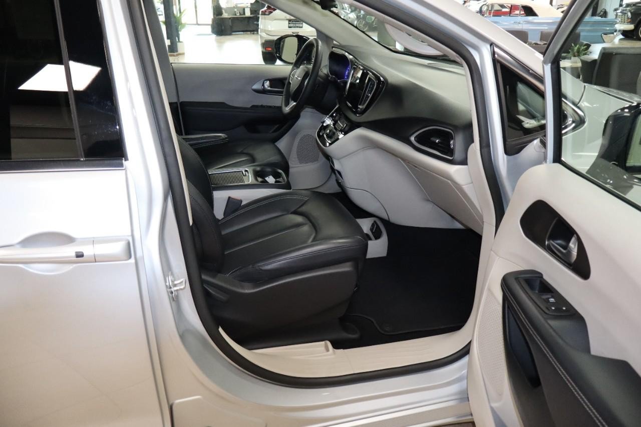 Used 2024 Chrysler Pacifica Touring-L FWD image 27