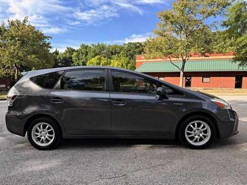 Used 2014 Toyota Prius V Three FWD image 4