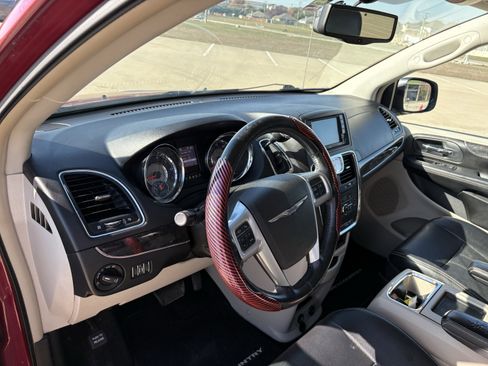 Used 2014 Chrysler Town & Country Touring-L w/ Driver Convenience Group image 16