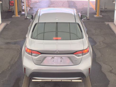 Used 2022 Toyota Corolla LE image 6