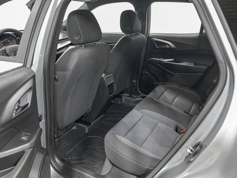 Used 2025 Chevrolet Trax RS FWD image 25