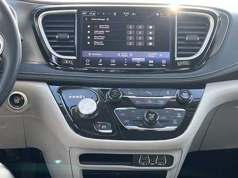 Used 2024 Chrysler Pacifica Limited FWD image 19