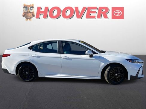 Used 2025 Toyota Camry SE image 2