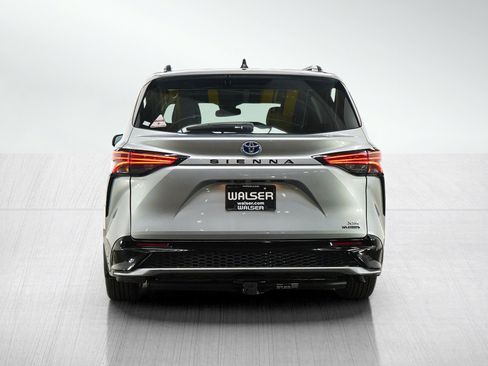 Used 2023 Toyota Sienna XSE FWD image 4