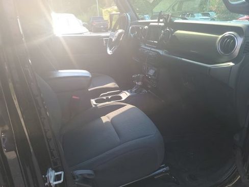 Used 2020 Jeep Gladiator Overland w/ Safety Group AWD/4WD image 9