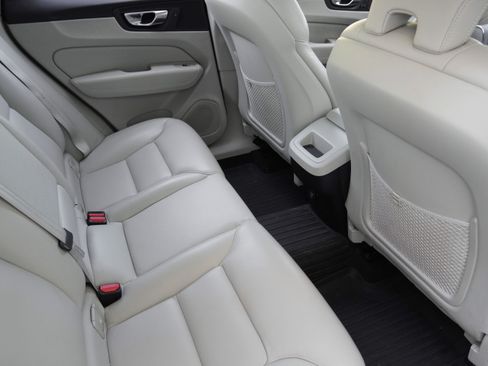 Used 2020 Volvo XC60 T5 Momentum w/ Protection Package FWD image 34