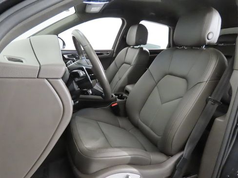 Certified 2025 Porsche Macan AWD/4WD image 5