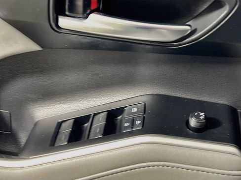 Used 2021 Toyota Highlander XLE FWD image 17