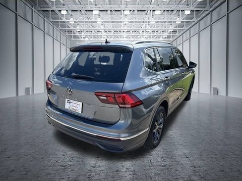 Used 2022 Volkswagen Tiguan SE w/ Panoramic Sunroof Package FWD image 5