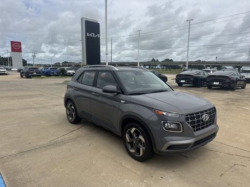 Used 2023 Hyundai Venue SEL FWD image 10