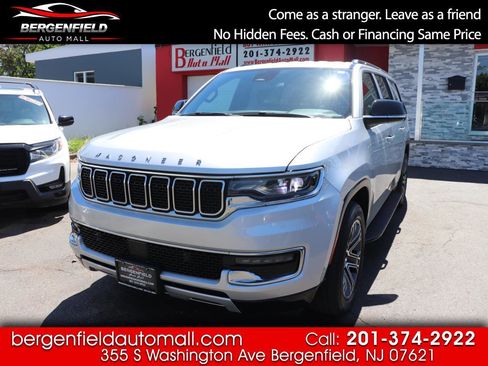Used 2024 Jeep Wagoneer L Series II w/ Flexible Seating Group AWD/4WD image 1
