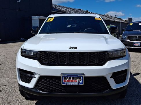 Used 2023 Jeep Grand Cherokee Altitude image 2