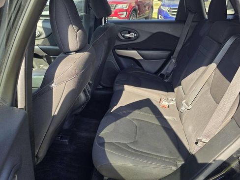 Used 2017 Jeep Cherokee Latitude w/ Cold Weather Group image 11