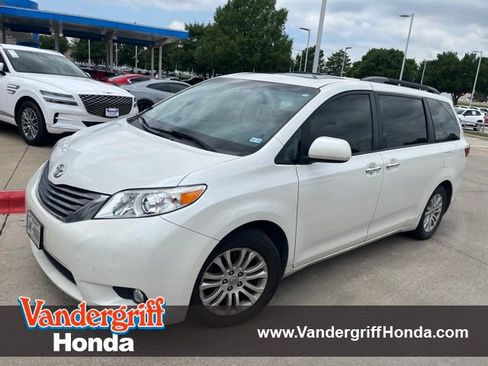 Used 2017 Toyota Sienna XLE Premium FWD image 1