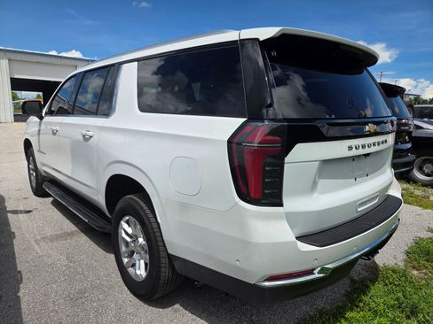 Used 2025 Chevrolet Suburban LS RWD image 5