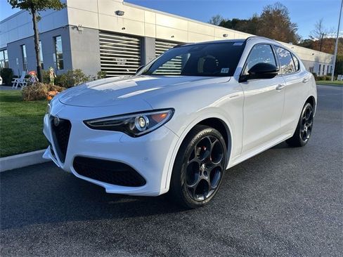 Used 2023 Alfa Romeo Stelvio Veloce image 4