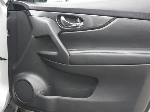 Used 2018 Nissan Rogue SV AWD/4WD image 19