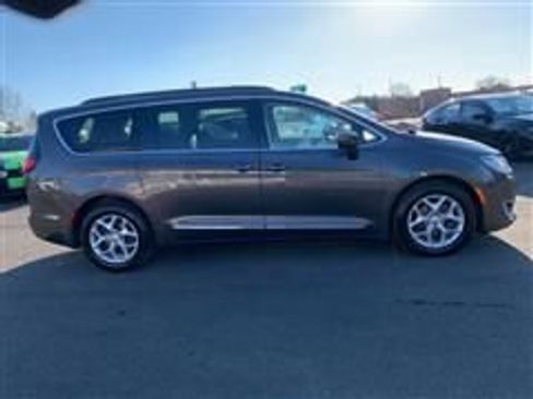 Used 2017 Chrysler Pacifica Touring-L w/ Tire & Wheel Group image 4