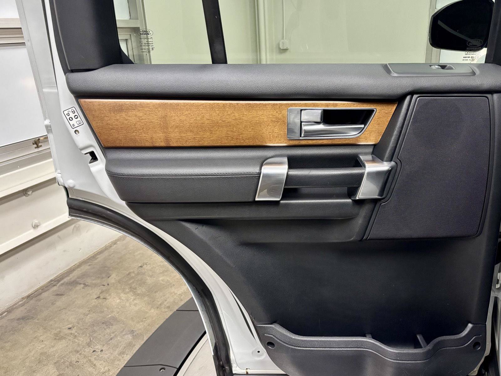 Used 2016 Land Rover LR4 AWD/4WD image 18
