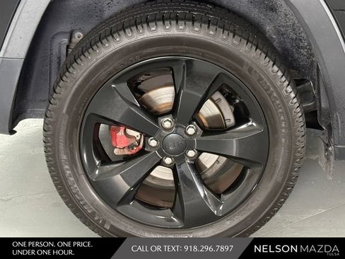 Used 2017 Jeep Cherokee Sport FWD image 12