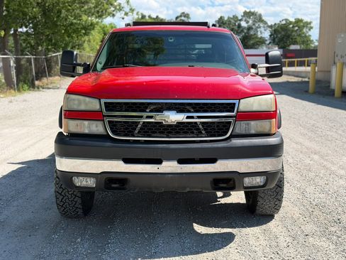 Used 2006 Chevrolet Silverado 2500 LT w/ Onstar Plus Package AWD/4WD image 2